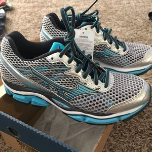 Mizuno Wave Enigma - Women’s 6.5 - running shoes